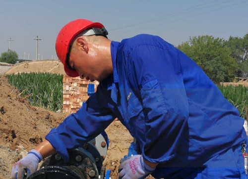 用汗水保障安全供水