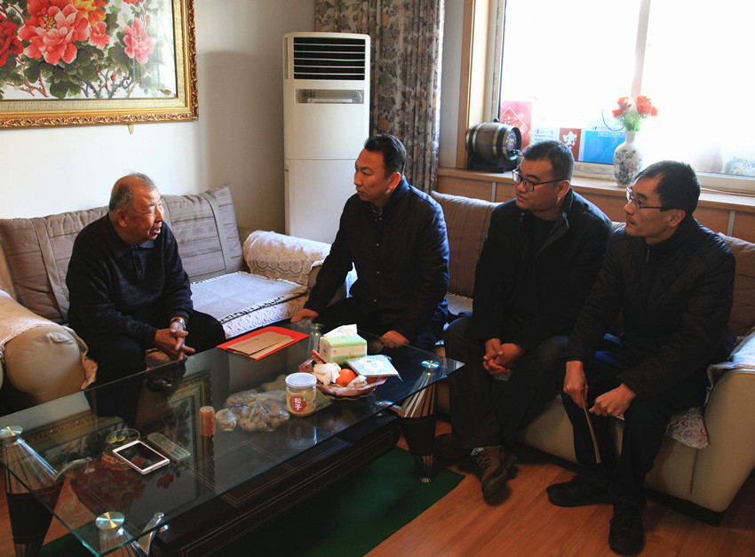 开展党内关怀 慰问老党员和生活困难党员